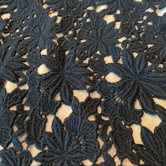 Talbots Black scalloped Lace Top lined size 8P - Picture 4 of 6